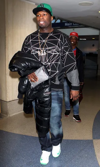 The Warm Up - Curtis "50 Cent" Jackson immediately takes off his puff coat as soon as he lands at LAX airport from NYC.(Photo: Splash News)