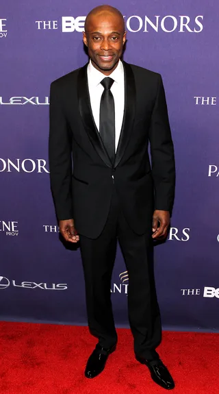 The Classic KEM&nbsp; - Singer KEM look cool and confident as he stopped to smile for media eager to capture a picture of the crooner.&nbsp;(Photo: Paul Morigi/Getty Images for BET)