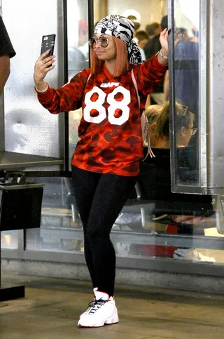 Chill Chyna - Blac Chyna arrives at LAX looking sporty but it's only her phone that gets a workout. (Photo: PacificCoastNews)