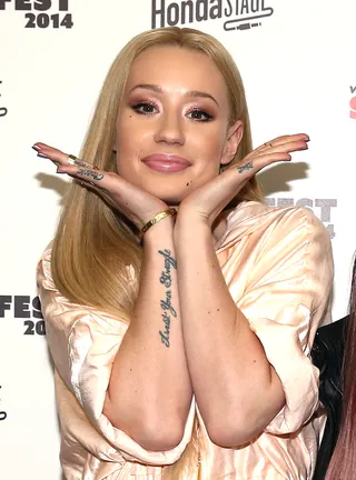 516238113DF00001_Vevo_CERTI