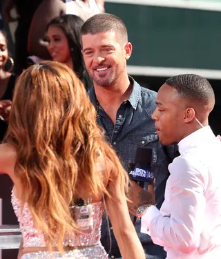 Right In the Thicke of It All - Bow Wow and Keshia talk briefly to Robin Thicke during the BET Awards '14 Pre-Show.&nbsp;&nbsp;(Photo: Mark Davis/BET/Getty Images for BET)