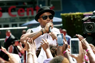 Going for Selfie - The crowd goes wild as B.o.B hits the red carpet.&nbsp;(Photo: Mark Davis/BET/Getty Images for BET)