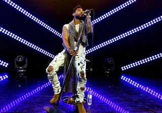 1. Went in for a Hug - Yassss. Invade the personal space.(Photo: Kevin Winter/Getty Images for iHeartMedia)