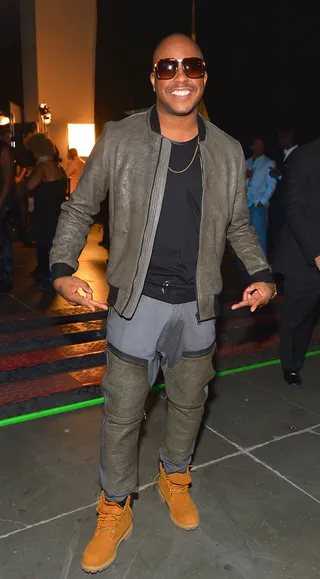 On Trend - Raheem DeVaughn opts for a wardrobe and shades combo that screams "Cool!"&nbsp;(Photo: Bryan Steffy/BET/Getty Images for BET)