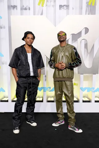 082822-style-2022-mtv-video-music-awards-red-carpet-snoop-son.jpg