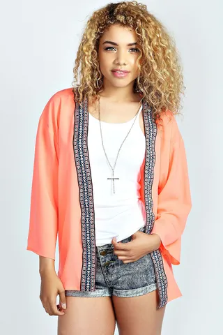 Boohoo - Coral is the perfect summer color. Layer this kimono over a multitude of styles for a fresh look.(Photo: Boohoo)