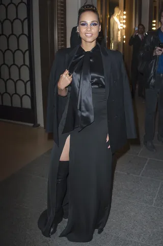 The Lady Is a Vamp - Alicia Keys&nbsp;looks simply divine wearing all black and a dramatic eye in Paris as she heads to a private dinner held by Givenchy in her honor to celebrate her as the new face of the brand's latest fragrance. &nbsp;(Photo:&nbsp;KCS Presse/Splash News)