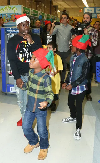 Holiday Cheer - Kevin Hart&nbsp;teams up with Los Angeles Clippers star&nbsp;Chris Paul&nbsp;and his CP3 Foundation to host 100 Children for a Holiday Shopping Spree at Toys "R" Us in Cali.(Photo: London Entertainment/Splash News)