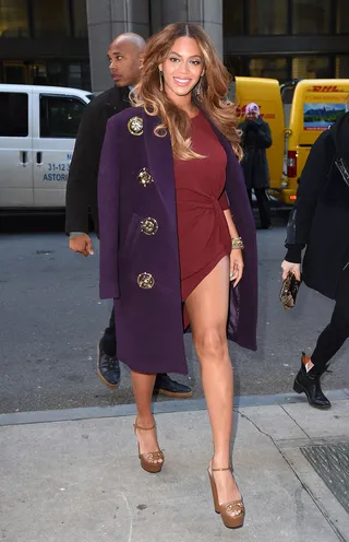 Bow Down - Beyoncé&nbsp;shows some leg at the Billboard Women in Music Luncheon held at Cipriani Wall Street in NYC.(Photo: Ron Asadorian/Splash)