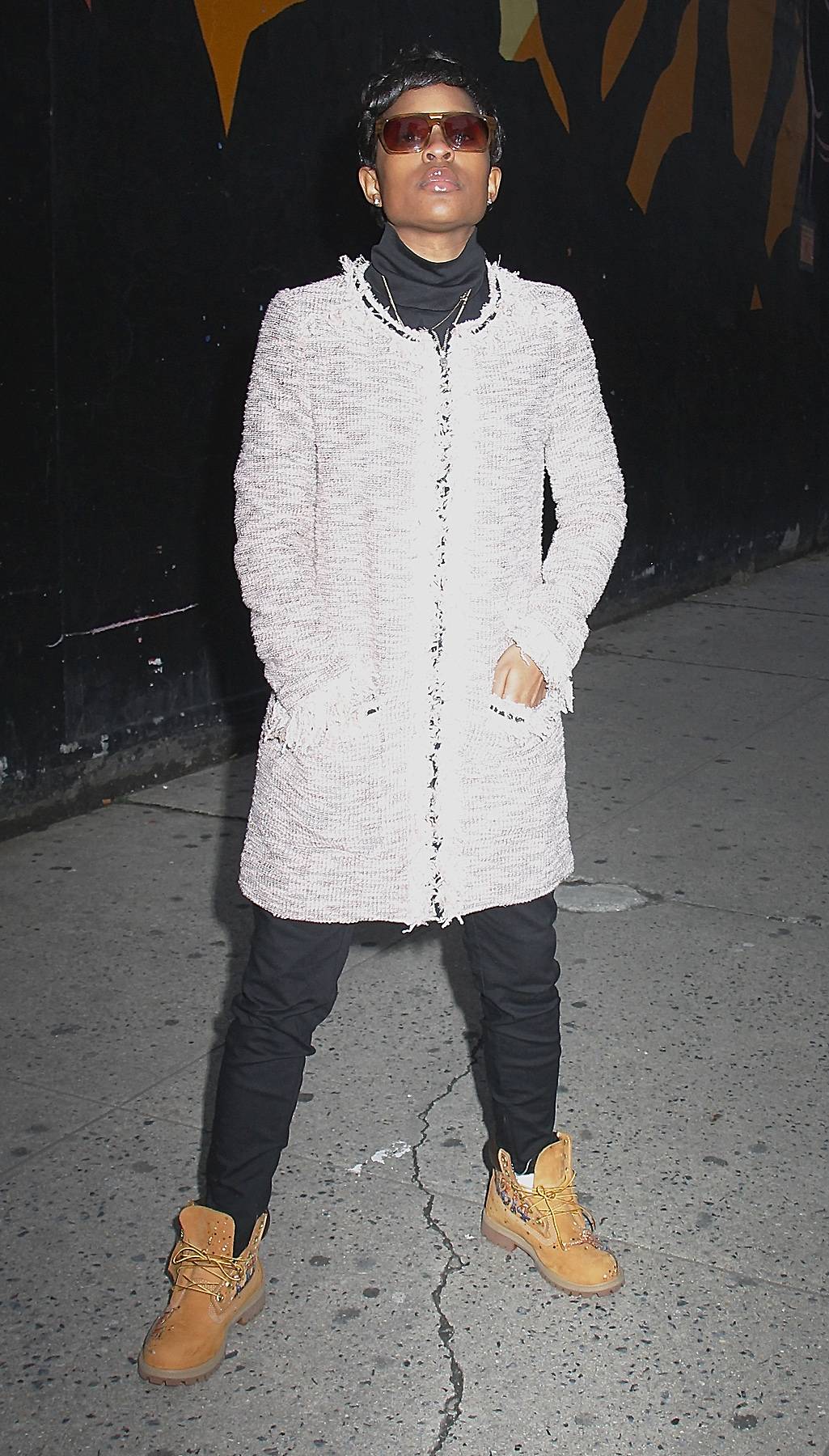 Detroit vs. Everybody - Detroit rapper Dej Loaf strikes a pose in NYC's Midtown Manhattan.(Photo: Fortunata / Splash News)