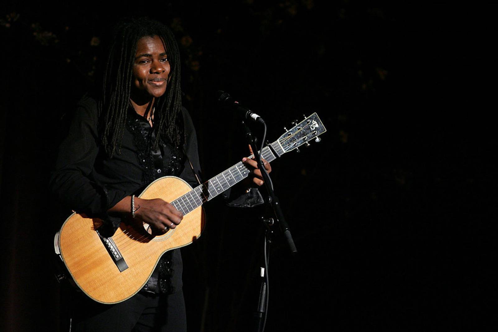 Musician Tracy Chapman performs live onstage at the AmFAR Gala honoring the work of John Demsey and Whoopi Goldberg at Cipriani 42nd Street January 31, 2007 in New York City. (Photo by Bryan Bedder/Getty Images)