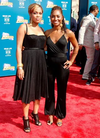 TLC - Tionne "T-Boz" Watkins &nbsp;and Rozonda "Chilli" Thomas continue to coordinate looks with each other. (Photo: Frazer Harrison/Getty Images)