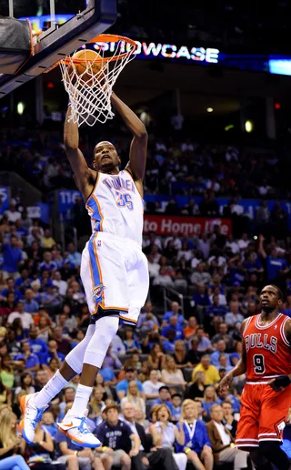 #34 Kevin Durant - Basketball player, Oklahoma City Thunder Total earnings: $25.6 million Salary/winnings: $14.6 million Endorsements: $11 million  (Photo: EPA/LARRY W. SMITH /LANDOV)