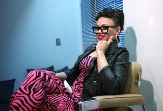 Elle Varner (@ElleVarner) - TWEET: "Live any minute!! #106"&nbsp;Elle Varner gets&nbsp;camera ready backstage at her appearance on 106 and Park this week.&nbsp;(Photo: John Ricard/BET)