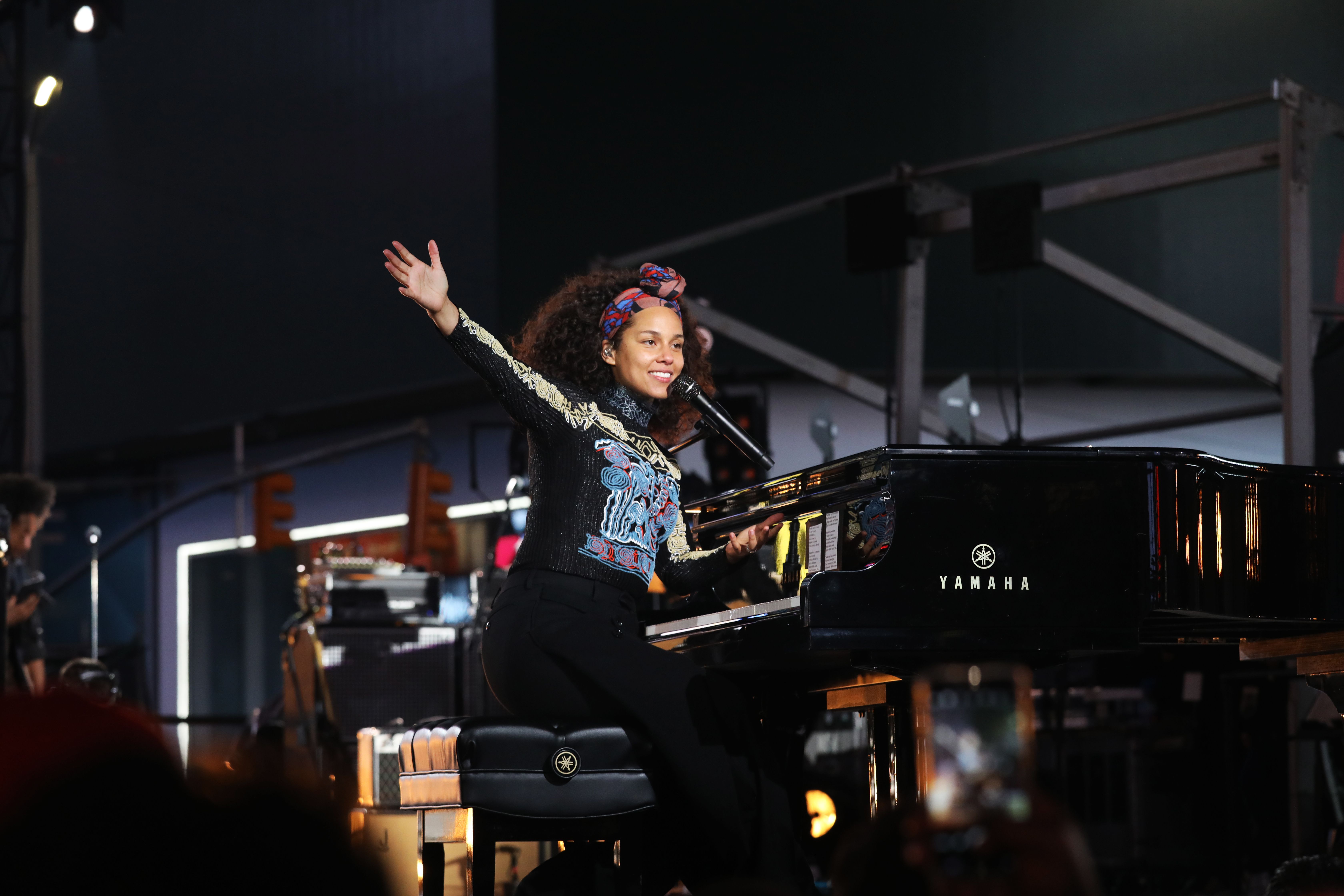 Alicia Keys says 'goodnight' following her performance of John Lennon's "Imagine" to close out the "Alicia Keys Here in Times Square" concert on Oct. 9, 2016. - (Photo: Krista Schlueter/BET)