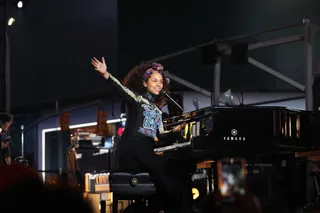 /content/dam/betcom/images/2016/10/Shows/Alicia-Keys-Here-Concert/100916-music-shows-alicia-keys-times-square-here-concert30.JPG