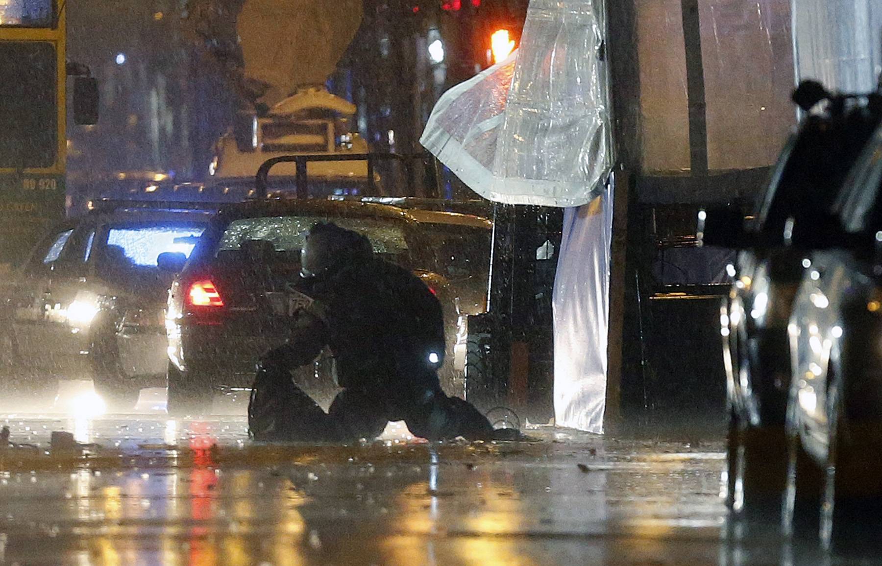 Boston police investigate 2 backpacks at marathon finish line, Boston Marathon