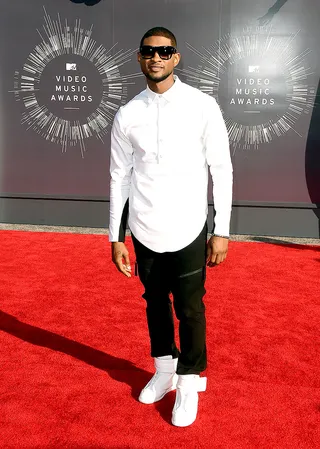 Usher - The Voice mentor looks cool in a crisp white shirt and matching kicks.&nbsp;   (Photo: Jason Merritt/Getty Images for MTV)