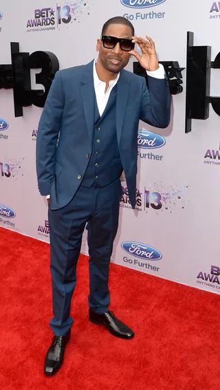 Birthday Suit - Comedian Tony Rock is sharp as a tack in this navy three-piece suit.  (Photo: Jason Merritt/BET/Getty Images for BET)