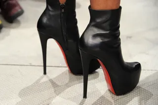 Helluva Heel - Melanie Fiona kicks her shoe game up a notch at BET's 106 &amp; Park.(Photo: John Ricard / BET)