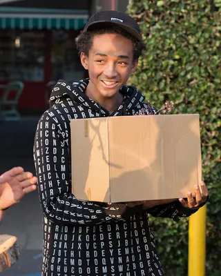 California Boy - Jaden Smith shops at the Grove in Los Angeles.   (Photo:&nbsp;All Access Photo / Splash News)