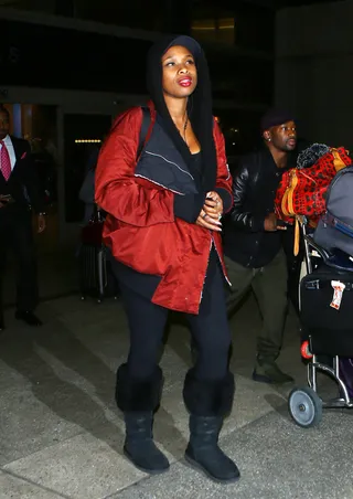 Cute and Comfy - Jennifer Hudson made her way through Los Angeles International Airport with a cart stacked full of luggage. (Photo: PacificCoastNews)