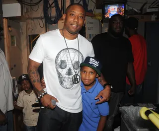 Backstage... - Maino loves the kids! (Photo: Brad Barket/PictureGroup)