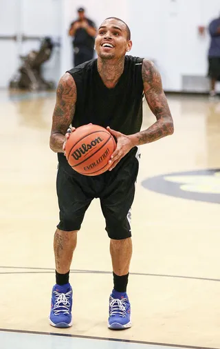 Shoot and Score - Chris Brown shows off his b-ball skills during the Los Angeles Unity Games Basketball Tournament against the LAPD. (Photo: Imeh Akpanudosen/Getty Images)