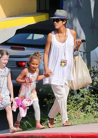 Play Time - Halle Berry takes her daughter Nahla Aubry and a friend to Universal Studios in Southern California.&nbsp;(Photo: Campos/Splash News)