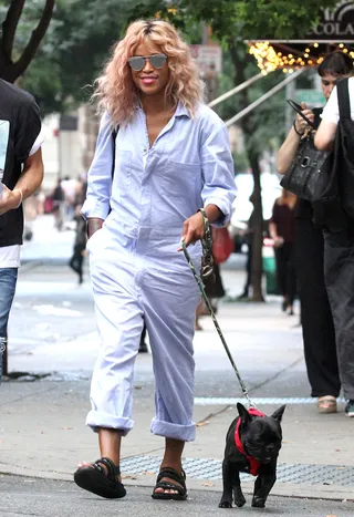 Dog Walking in Style - Eve rocked in this fashionable boiler suit style ensemble as walked her dog Hendrix in Manhattan's Soho neighborhood.&nbsp;(Photo: LGjr-RG, PacificCoastNews)