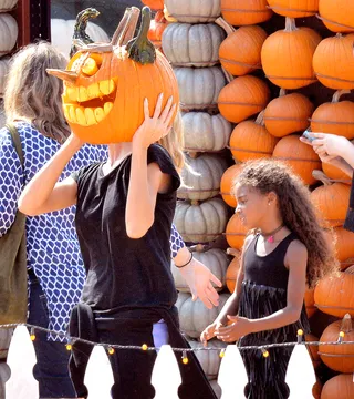 Heidi Klum - The supermodel and TV personality cleverly obscures her face from the paparazzi while pumpkin picking with daughter Lou. (Photo: Splash News)