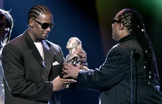 R. Kelly and Stevie Wonder - R. Kelly receives the Stevie Wonder Award from the man himself.&nbsp;(Photo:&nbsp; Vince Bucci/Getty Images)