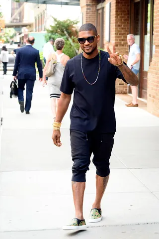 Steppin' Out - Usher looks casual out on a stroll in New York City. (Photo: Gardiner Anderson/Bauer-Griffin/GC Images)&nbsp;