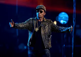 Open Arms - The crowd gave&nbsp;R. Kelly&nbsp;a warm reception when he hit the stage to perform with&nbsp;New Edition and the Jacksons at the 2013 BET Experience at Staples Center in Los Angeles. (Photo: Earl Gibson III/Getty Images for BET)