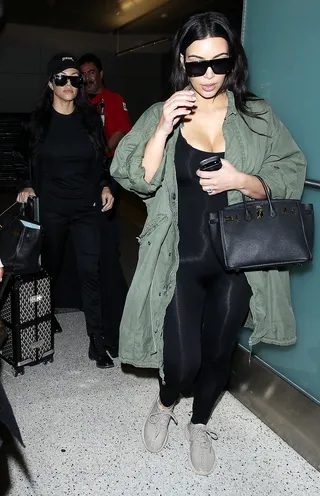 Sisterly Love - Kim and Kourtney Kardashian arrive at the Los Angeles International Airport.(Photo: Splash News)