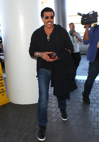 Hello! - The ageless Lionel Richie walks through Los Angeles International Airport to his car.(Photo: MHD, PacificCoastNews)