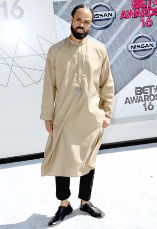 &nbsp;Bilal - Bilal gave us life on stage and on the red carpet with this stunning knee-grazing tunic and tailored slacks. Who needs a tux? Not this guy.&nbsp;(Photo: Frederick M. Brown/Getty Images)