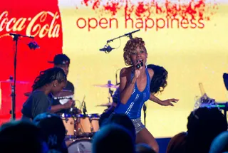 First To Go\r - Ari Lennox is the first singer&nbsp;to hit the stage. Is it enough to get the crowd interested?\r\r\r\r\r\r(Photo: Dario Cantatore/PictureGroup)