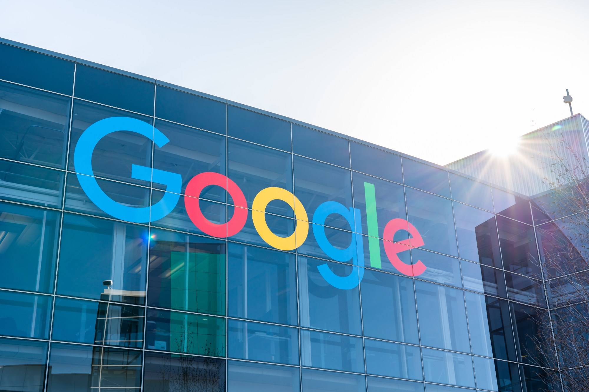 MOUNTAIN VIEW, UNITED STATES - 2020/02/23: American multinational technology company Google logo seen at Googleplex, the corporate headquarters complex of Google and its parent company Alphabet Inc. (Photo by Alex Tai/SOPA Images/LightRocket via Getty Images)