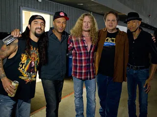 /mobile/vh1_mobilepreview/flipbooks/Shows/thatmetalshow/TMS_803/0161.jpg