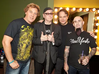 /mobile/vh1_mobilepreview/flipbooks/Shows/Thatmetalshow/TMS_805/0385.jpg