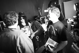 /sitewide/flipbooks/img/shows/that_metal_show_10/1003/TMS-1003-Eddie_Slash_Jim_Backstage.jpg