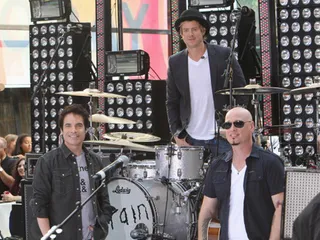 /mobile/vh1_mobilepreview/flipbooks/Shows/Behind_The_Music/Train/2.jpg