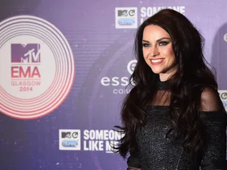 Amy Macdonald's flawless skin and smoky eye shadow make her eyes pop.