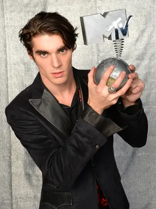 mgid:file:gsp:scenic:/international/mtvema/2013/images/_night-of/presenters/flipbook-promo-1920x1440/RJ-Mitte-presenter-Getty-Images-for-MTV-187605670.jpg