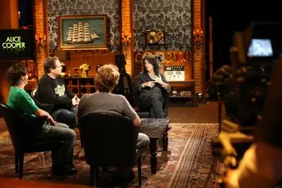/sitewide/flipbooks/img/shows/that_metal_show_10/1002/TMS-1002-Hosts_AliceCooper_Interview.jpg