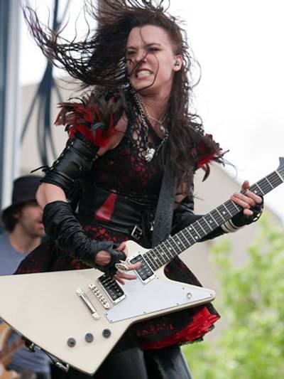 /mobile/vh1_mobilepreview/flipbooks/Shows/Thatmetalshow/1105_tms/Lzzy_Hale.jpg